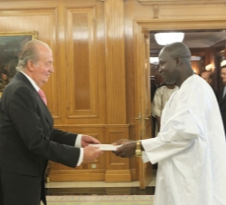 Su Majestad el Rey recibe las Cartas Credenciales del embajador de la República de Gambia, Lang Yabou